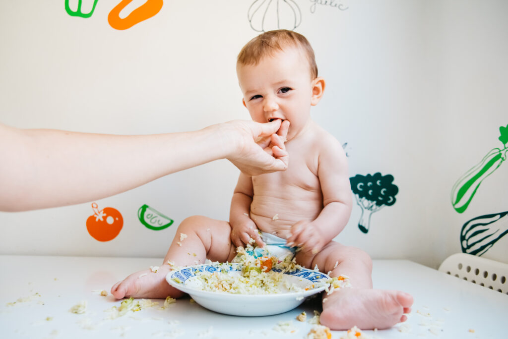 متى يبدا الطفل بالاكل وما هو الطعام المسموح به؟